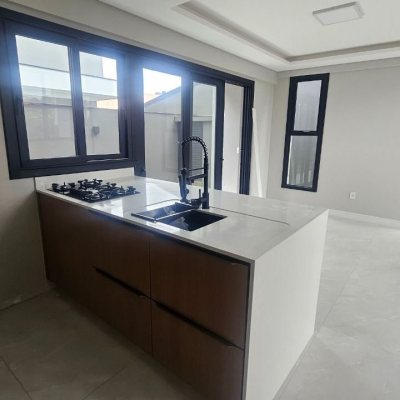 Casa Residencial com 175m², 3 quartos (sendo 3 suítes), 2 garagens, no bairro Carianos em Florianópolis