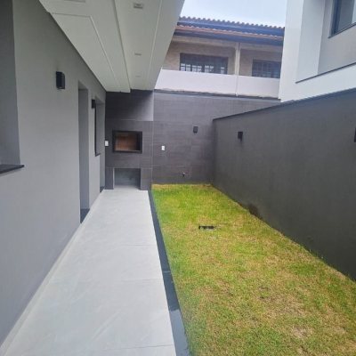 Casa Residencial com 175m², 3 quartos (sendo 3 suítes), 2 garagens, no bairro Carianos em Florianópolis