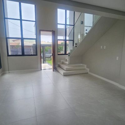Casa Residencial com 175m², 3 quartos (sendo 3 suítes), 2 garagens, no bairro Carianos em Florianópolis