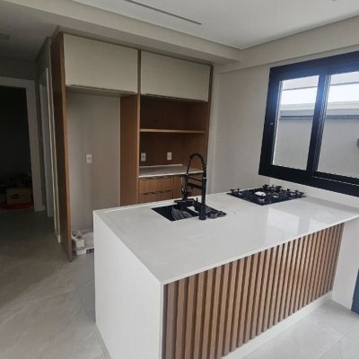 Casa Residencial com 175m², 3 quartos (sendo 3 suítes), 2 garagens, no bairro Carianos em Florianópolis