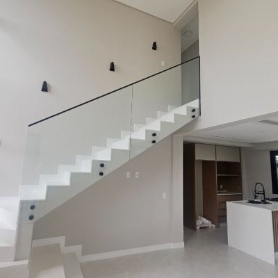 Casa Residencial com 175m², 3 quartos (sendo 3 suítes), 2 garagens, no bairro Carianos em Florianópolis