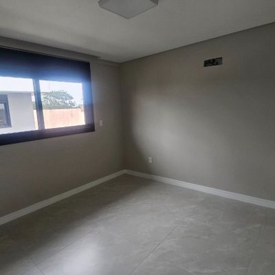 Casa Residencial com 175m², 3 quartos (sendo 3 suítes), 2 garagens, no bairro Carianos em Florianópolis