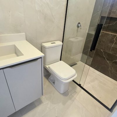 Casa Residencial com 175m², 3 quartos (sendo 3 suítes), 2 garagens, no bairro Carianos em Florianópolis