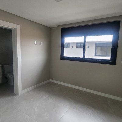 Casa Residencial com 175m², 3 quartos (sendo 3 suítes), 2 garagens, no bairro Carianos em Florianópolis