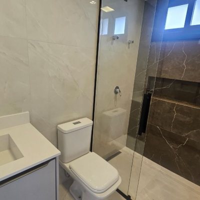 Casa Residencial com 175m², 3 quartos (sendo 3 suítes), 2 garagens, no bairro Carianos em Florianópolis