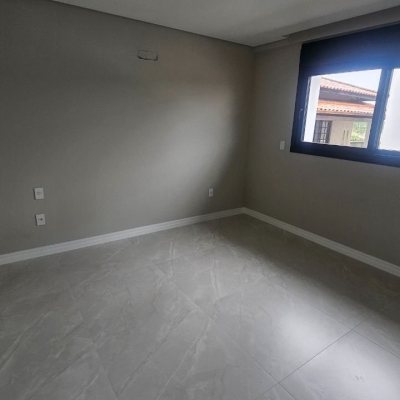 Casa Residencial com 175m², 3 quartos (sendo 3 suítes), 2 garagens, no bairro Carianos em Florianópolis