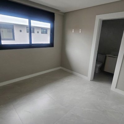 Casa Residencial com 175m², 3 quartos (sendo 3 suítes), 2 garagens, no bairro Carianos em Florianópolis