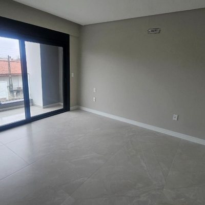Casa Residencial com 175m², 3 quartos (sendo 3 suítes), 2 garagens, no bairro Carianos em Florianópolis