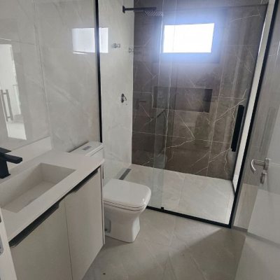 Casa Residencial com 175m², 3 quartos (sendo 3 suítes), 2 garagens, no bairro Carianos em Florianópolis