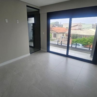 Casa Residencial com 175m², 3 quartos (sendo 3 suítes), 2 garagens, no bairro Carianos em Florianópolis