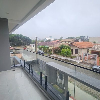 Casa Residencial com 175m², 3 quartos (sendo 3 suítes), 2 garagens, no bairro Carianos em Florianópolis