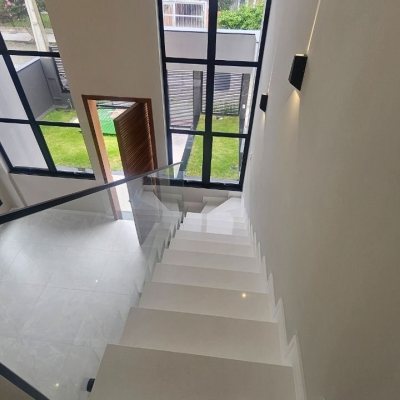 Casa Residencial com 175m², 3 quartos (sendo 3 suítes), 2 garagens, no bairro Carianos em Florianópolis