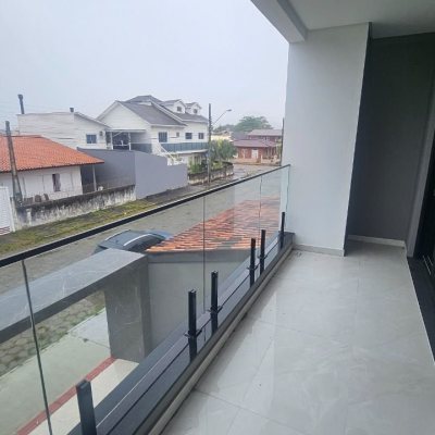 Casa Residencial com 175m², 3 quartos (sendo 3 suítes), 2 garagens, no bairro Carianos em Florianópolis