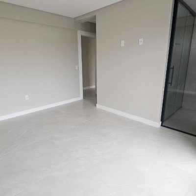 Casa Residencial com 175m², 3 quartos (sendo 3 suítes), 2 garagens, no bairro Carianos em Florianópolis