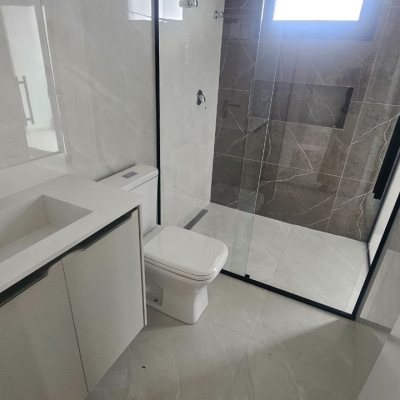 Casa Residencial com 175m², 3 quartos (sendo 3 suítes), 2 garagens, no bairro Carianos em Florianópolis