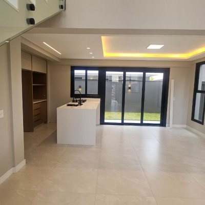 Casa Residencial com 175m², 3 quartos (sendo 3 suítes), 2 garagens, no bairro Carianos em Florianópolis