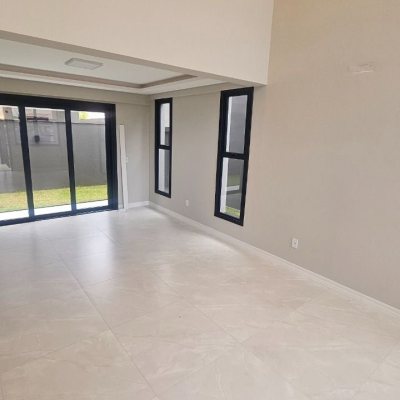 Casa Residencial com 175m², 3 quartos (sendo 3 suítes), 2 garagens, no bairro Carianos em Florianópolis