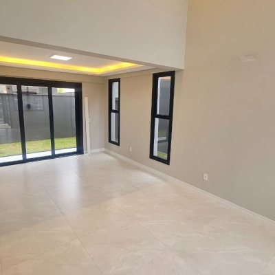 Casa Residencial com 175m², 3 quartos (sendo 3 suítes), 2 garagens, no bairro Carianos em Florianópolis
