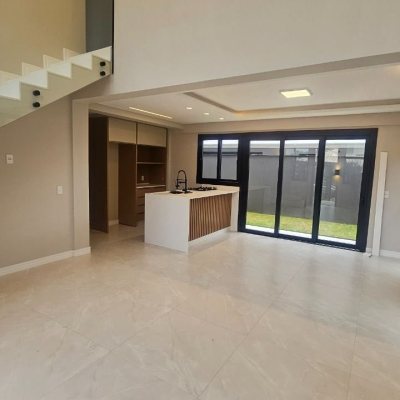Casa Residencial com 175m², 3 quartos (sendo 3 suítes), 2 garagens, no bairro Carianos em Florianópolis