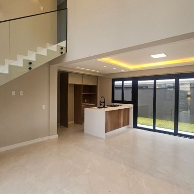 Casa Residencial com 175m², 3 quartos (sendo 3 suítes), 2 garagens, no bairro Carianos em Florianópolis