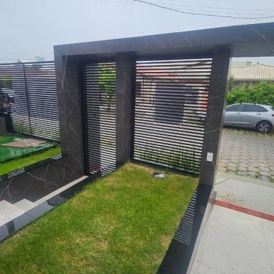 Casa Residencial com 175m², 3 quartos (sendo 3 suítes), 2 garagens, no bairro Carianos em Florianópolis