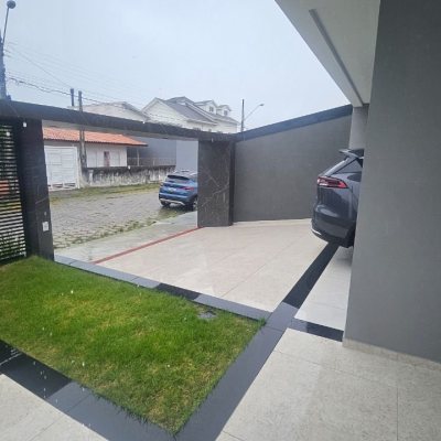 Casa Residencial com 175m², 3 quartos (sendo 3 suítes), 2 garagens, no bairro Carianos em Florianópolis