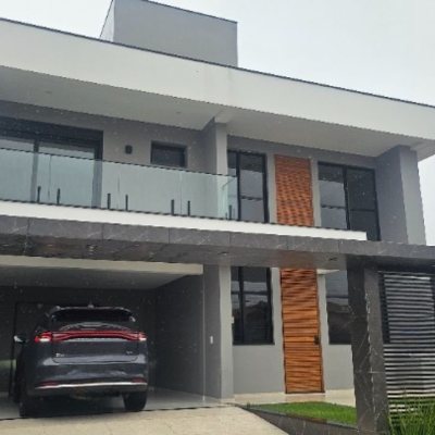 Casa Residencial com 175m², 3 quartos (sendo 3 suítes), 2 garagens, no bairro Carianos em Florianópolis