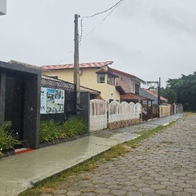 Casa Residencial com 175m², 3 quartos (sendo 3 suítes), 2 garagens, no bairro Carianos em Florianópolis