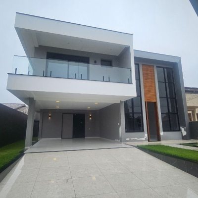 Casa Residencial com 195m², 3 quartos (sendo 3 suítes), 2 garagens, no bairro Carianos em Florianópolis