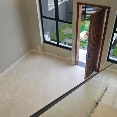 Casa Residencial com 195m², 3 quartos (sendo 3 suítes), 2 garagens, no bairro Carianos em Florianópolis