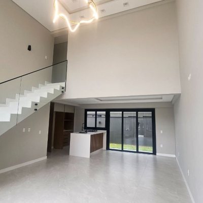 Casa Residencial com 195m², 3 quartos (sendo 3 suítes), 2 garagens, no bairro Carianos em Florianópolis