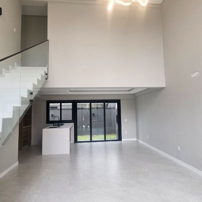 Casa Residencial com 195m², 3 quartos (sendo 3 suítes), 2 garagens, no bairro Carianos em Florianópolis