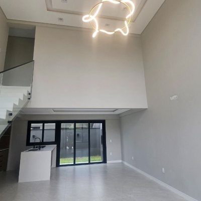 Casa Residencial com 195m², 3 quartos (sendo 3 suítes), 2 garagens, no bairro Carianos em Florianópolis