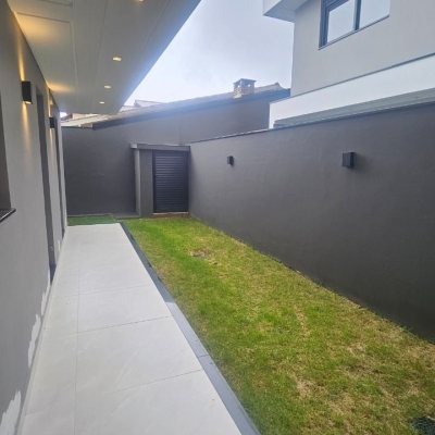Casa Residencial com 195m², 3 quartos (sendo 3 suítes), 2 garagens, no bairro Carianos em Florianópolis
