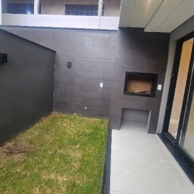 Casa Residencial com 195m², 3 quartos (sendo 3 suítes), 2 garagens, no bairro Carianos em Florianópolis