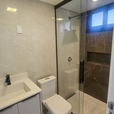 Casa Residencial com 195m², 3 quartos (sendo 3 suítes), 2 garagens, no bairro Carianos em Florianópolis