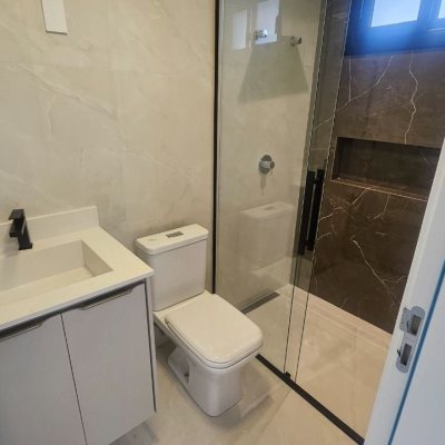 Casa Residencial com 195m², 3 quartos (sendo 3 suítes), 2 garagens, no bairro Carianos em Florianópolis