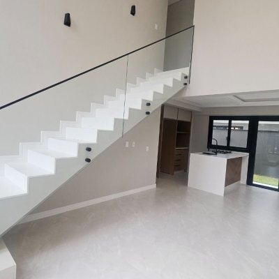 Casa Residencial com 195m², 3 quartos (sendo 3 suítes), 2 garagens, no bairro Carianos em Florianópolis