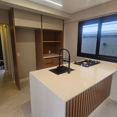 Casa Residencial com 195m², 3 quartos (sendo 3 suítes), 2 garagens, no bairro Carianos em Florianópolis
