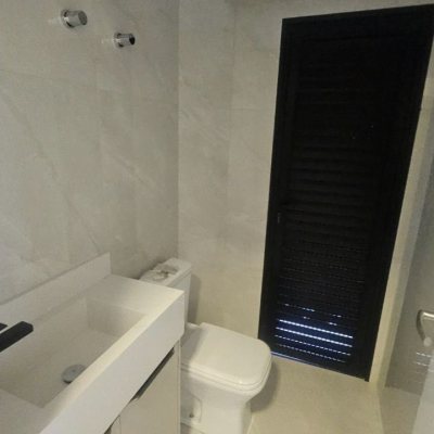 Casa Residencial com 195m², 3 quartos (sendo 3 suítes), 2 garagens, no bairro Carianos em Florianópolis