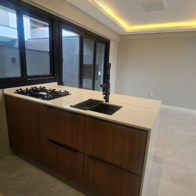 Casa Residencial com 195m², 3 quartos (sendo 3 suítes), 2 garagens, no bairro Carianos em Florianópolis