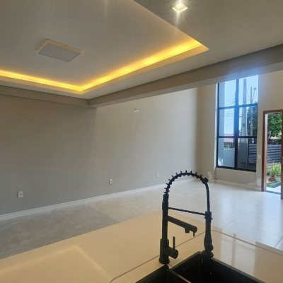 Casa Residencial com 195m², 3 quartos (sendo 3 suítes), 2 garagens, no bairro Carianos em Florianópolis