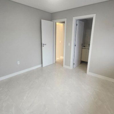 Casa Residencial com 195m², 3 quartos (sendo 3 suítes), 2 garagens, no bairro Carianos em Florianópolis