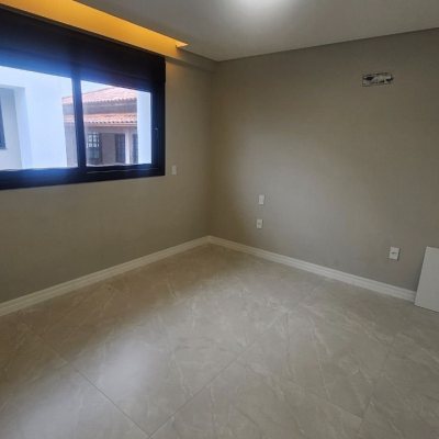 Casa Residencial com 195m², 3 quartos (sendo 3 suítes), 2 garagens, no bairro Carianos em Florianópolis
