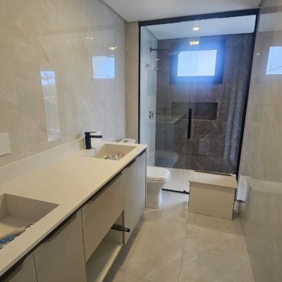 Casa Residencial com 195m², 3 quartos (sendo 3 suítes), 2 garagens, no bairro Carianos em Florianópolis