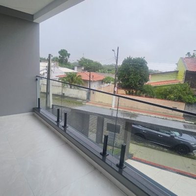 Casa Residencial com 195m², 3 quartos (sendo 3 suítes), 2 garagens, no bairro Carianos em Florianópolis