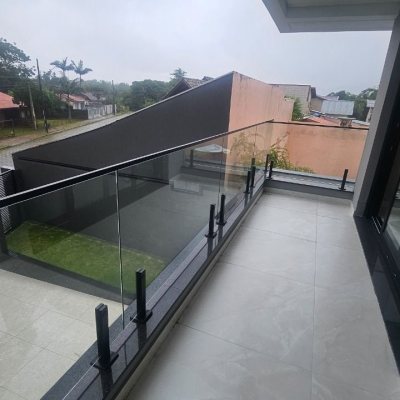 Casa Residencial com 195m², 3 quartos (sendo 3 suítes), 2 garagens, no bairro Carianos em Florianópolis