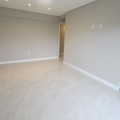 Casa Residencial com 195m², 3 quartos (sendo 3 suítes), 2 garagens, no bairro Carianos em Florianópolis