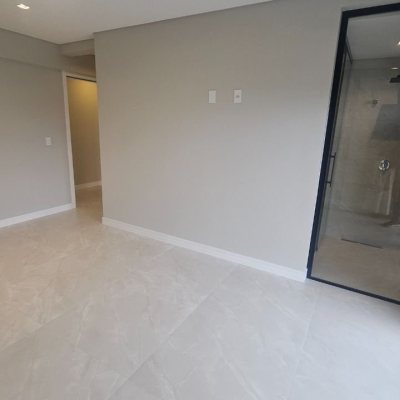 Casa Residencial com 195m², 3 quartos (sendo 3 suítes), 2 garagens, no bairro Carianos em Florianópolis