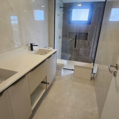 Casa Residencial com 195m², 3 quartos (sendo 3 suítes), 2 garagens, no bairro Carianos em Florianópolis